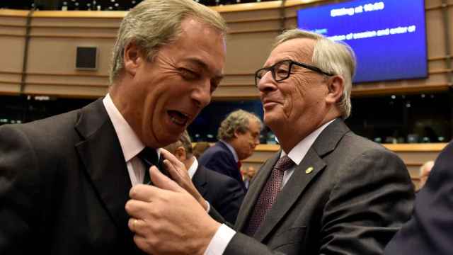 Juncker saluda a Farage antes del pleno de la Eurocámara sobre el 'brexit'