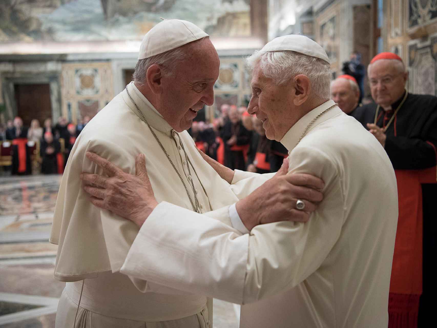 Los aprietos de la cohabitación papal: la sombra de Benedicto planea sobre Francisco