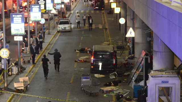 Varias víctimas yacen en el  suelo a la entrada de la terminal.