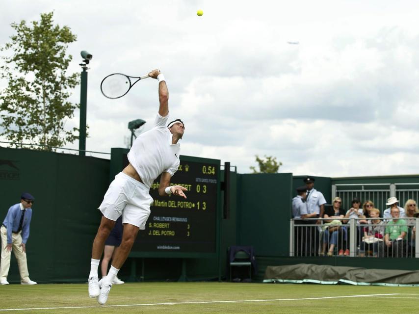 Del Potro sacando la pelota.