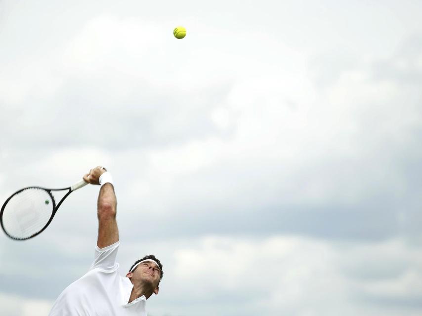 Del Potro en pleno saque.