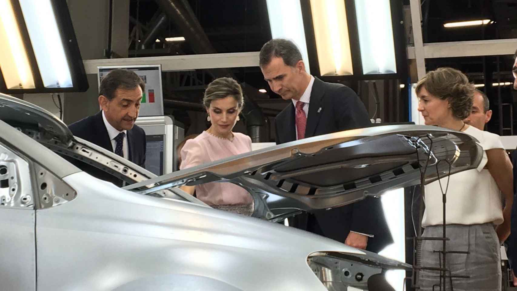 Los Reyes observan los motores de los últimos Volkswagen.