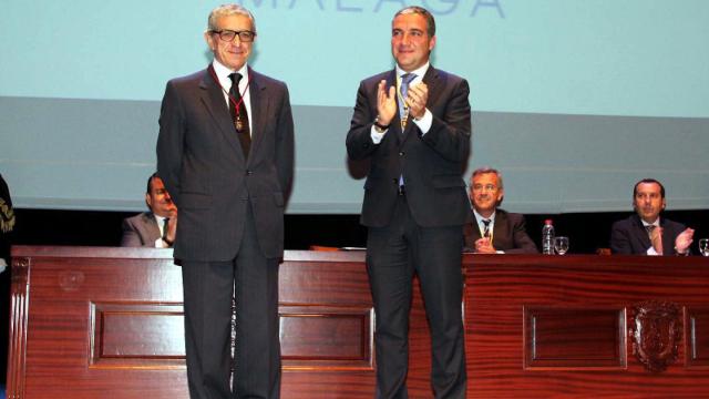 Manuel Azuaga sustituye a Braulio Medel en la presidencia de Unicaja tras 25 años. En la foto, Medel (izda) con el presidente de la Diputación Provincial de Málaga, Elías Bendodo.