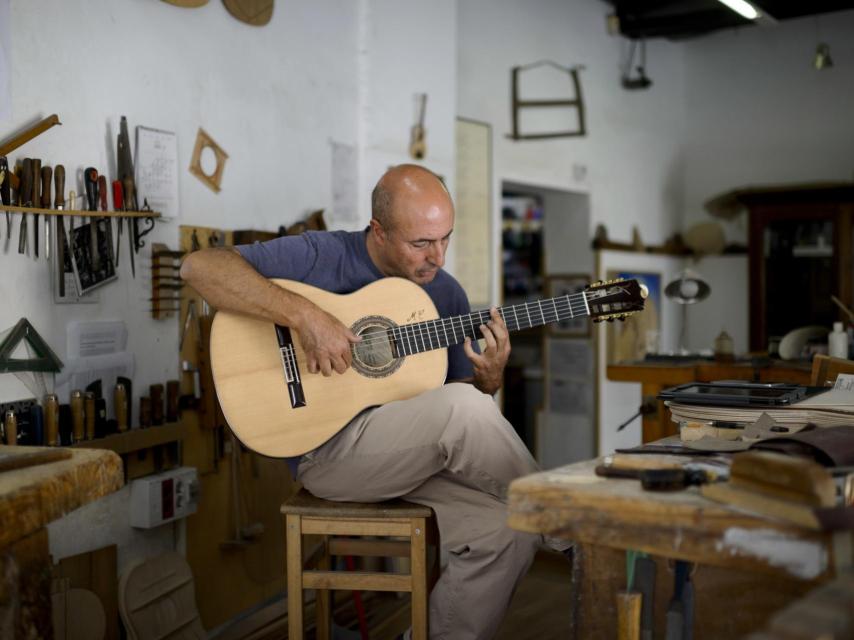 Mariano Conde probando a Áurea.