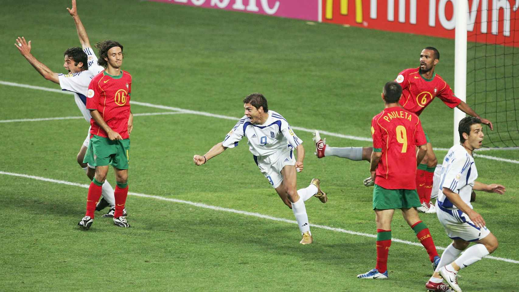 Charisteas celebra su gol en el Portugal - Grecia de 2004.