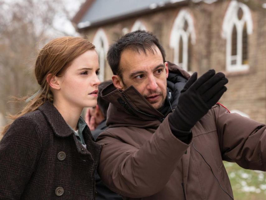 Emma Watson y Alejandro Amenábar en el rodaje de Regresión.