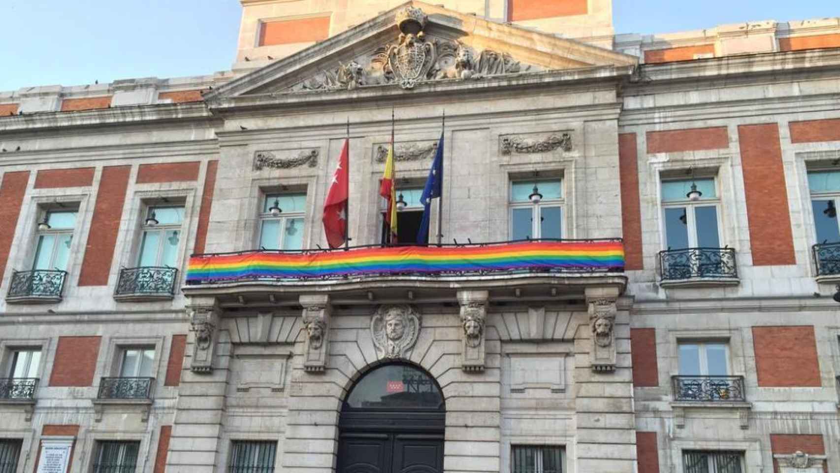 La bandera arcoiris desplegada en el balcón del edificio de la Comunidad de Madrid