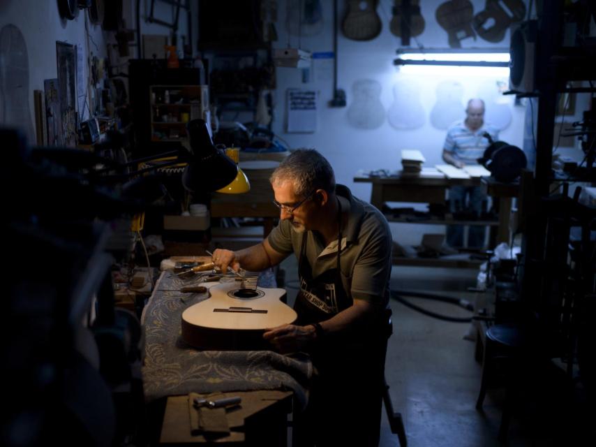 Un empleado de la guitarrería retoca los últimos detalles de Áurea.