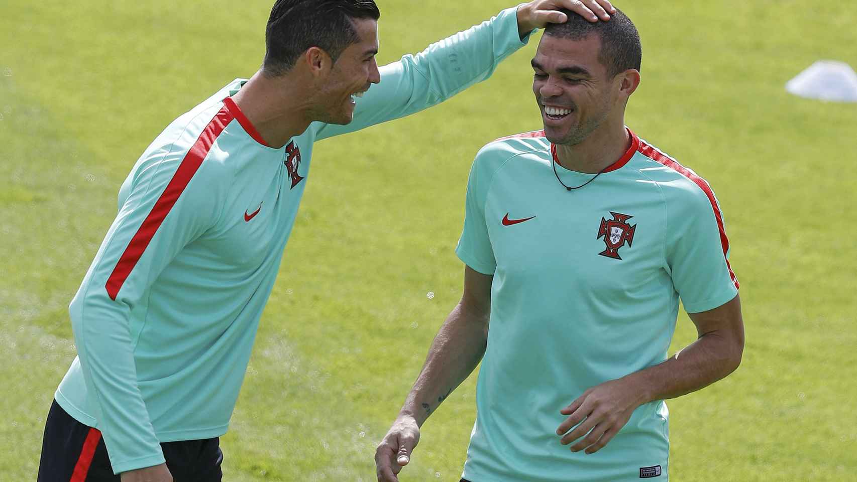 Cristiano bromea con Pepe en un entrenamiento.