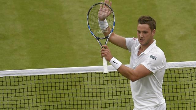 Willis saluda tras perder ante Federer.