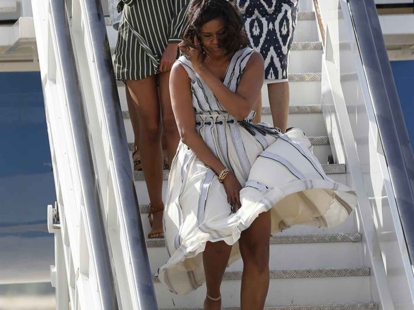 Michelle Obama a su llegada al aeropuerto de Torrejón de Ardoz (Madrid