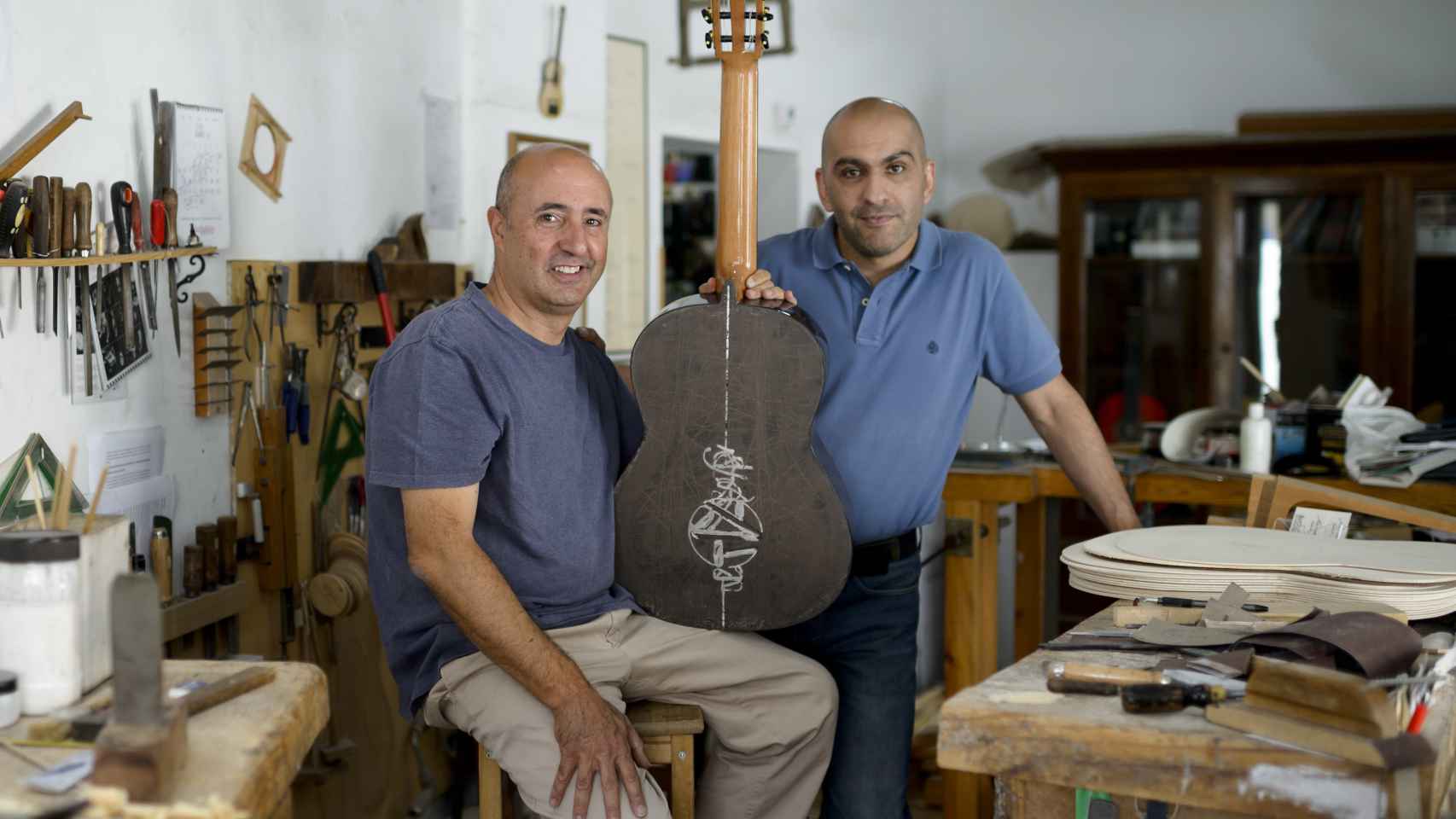 Mariano Conde y el artista Javier Liébana han creado una obra de arte de seis cuerdas.