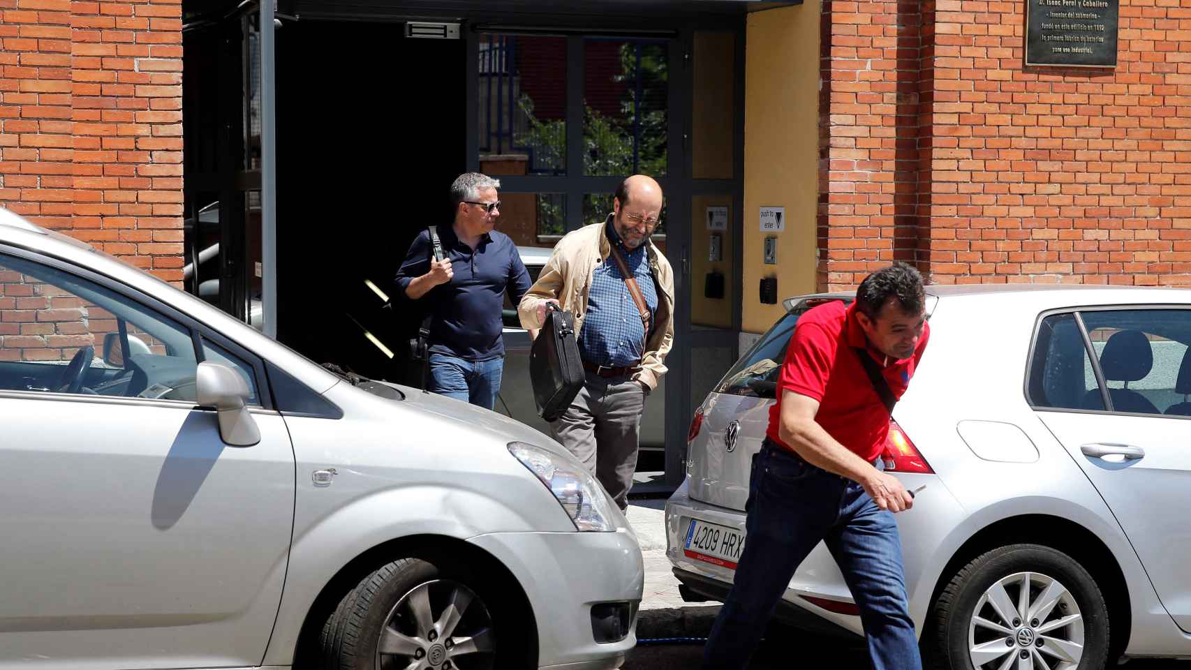 Agentes de la AEAT a su salida del Google campus de Madrid