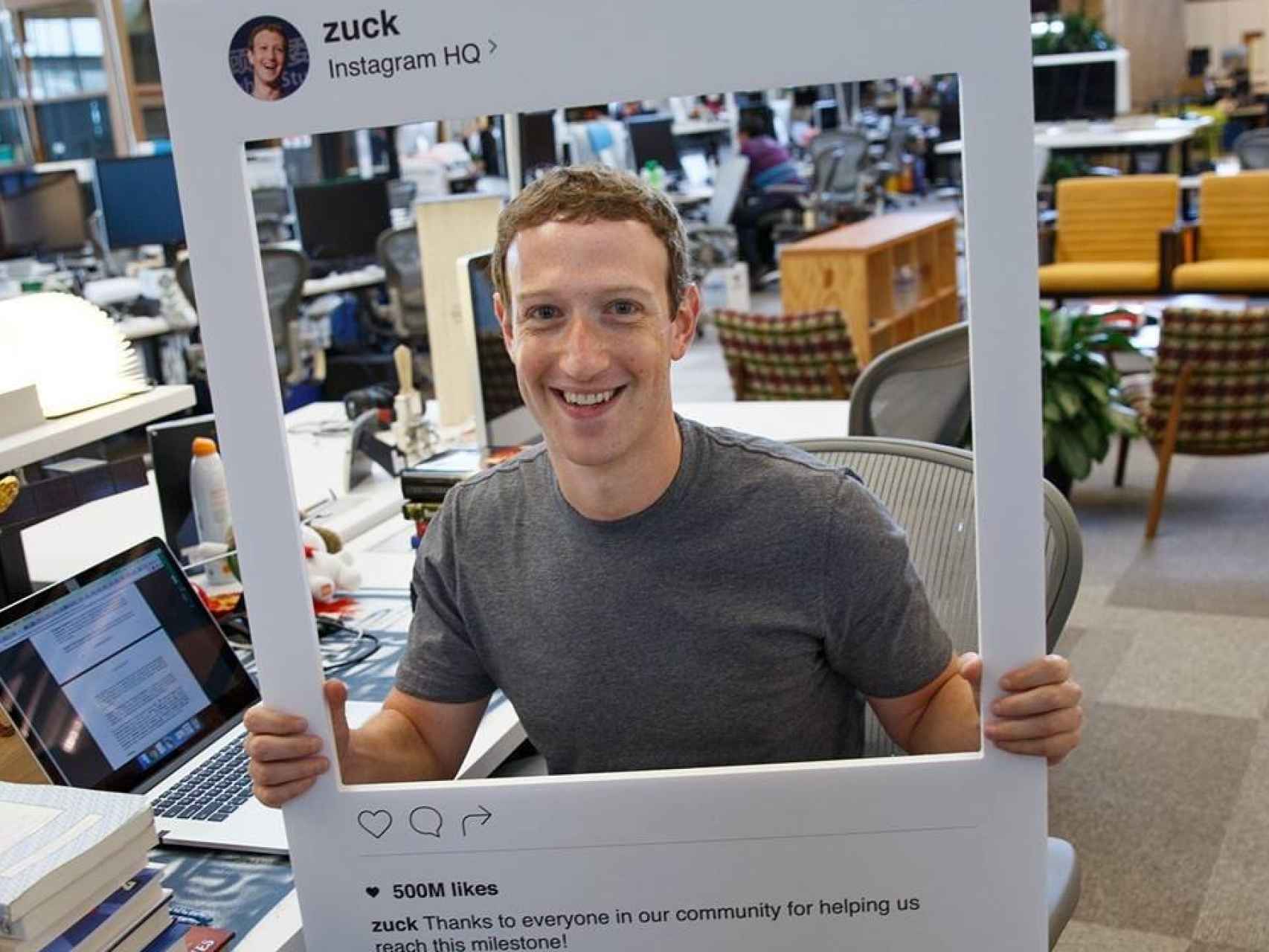El fundador de Facebook en una imagen reciente, en la que se ve su ordenador con la cámara tapada.