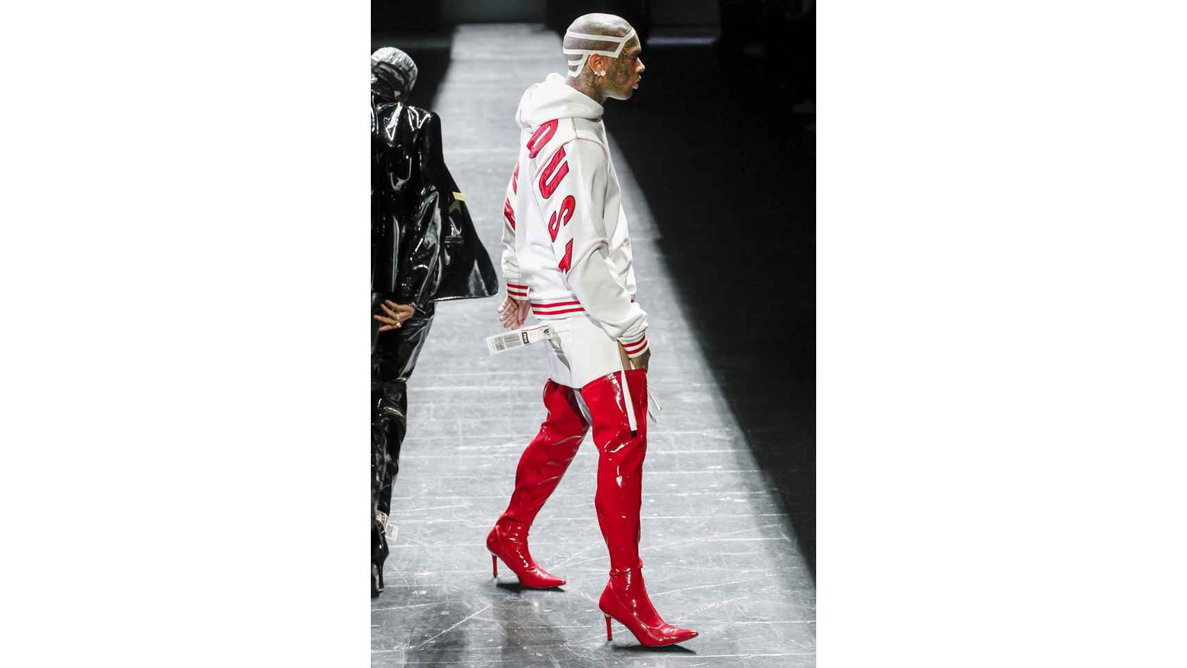 Modelo de Hood by Air con unas atrevidas botas de tacón en charol rojo.