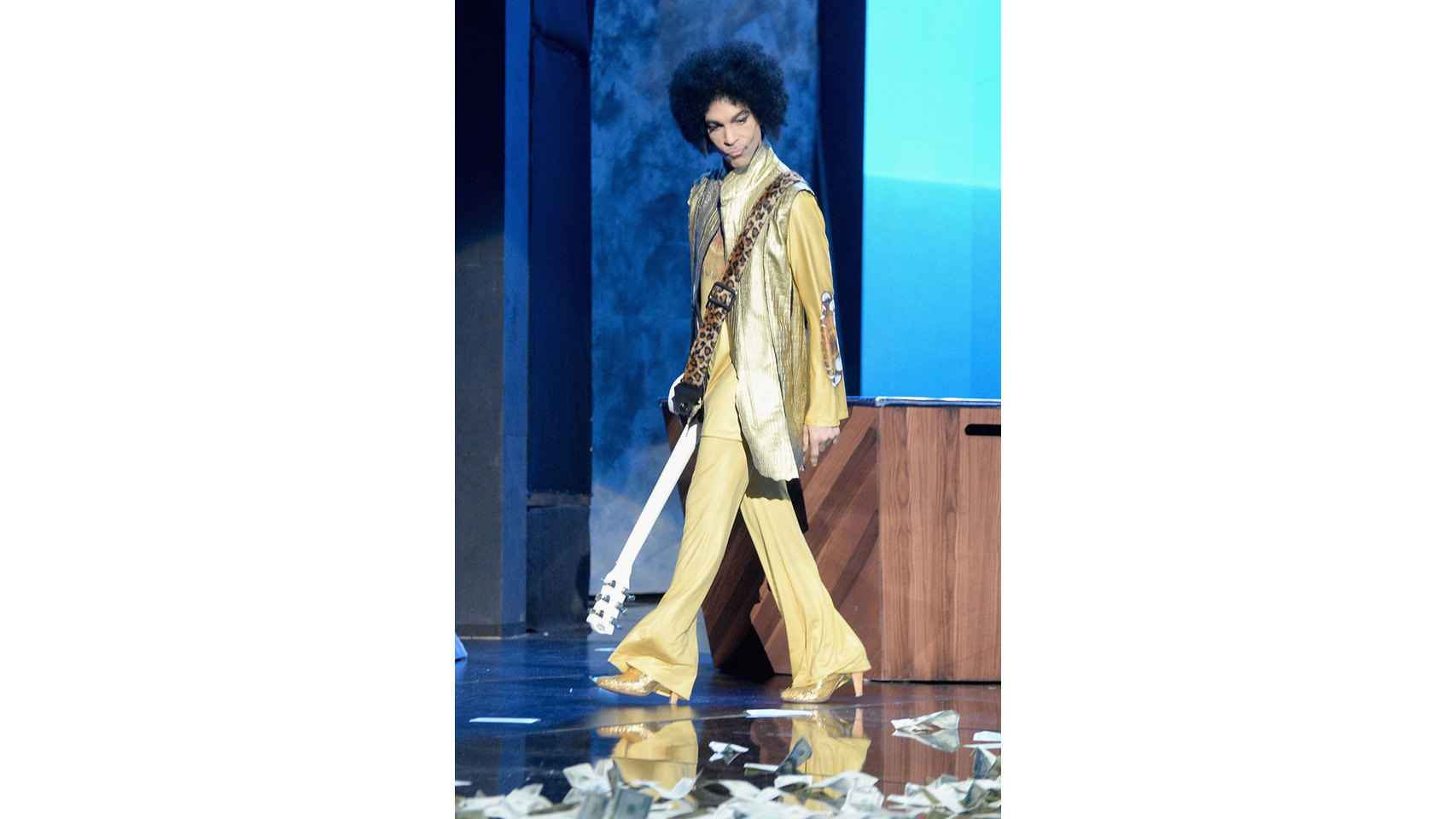 Prince, en una de sus actuaciones, luciendo sus característicos zapatos de tacón.