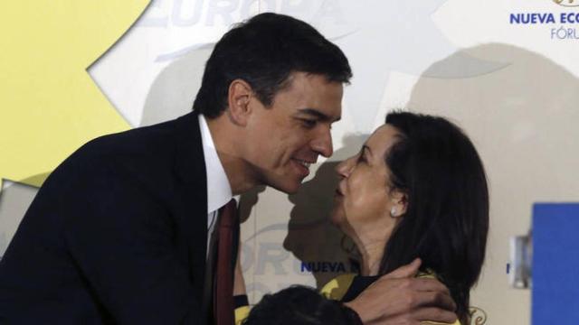 Margarita Robles y Pedro Sánchez se saludan en una conferencia el pasado mayo