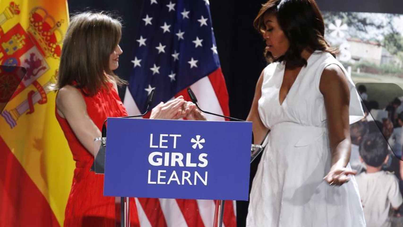 La reina Letizia felicita a la primera dama de EEUU, Michelle Obama, tras la conferencia hoy en Madrid sobre su iniciativa Let Girls Learn