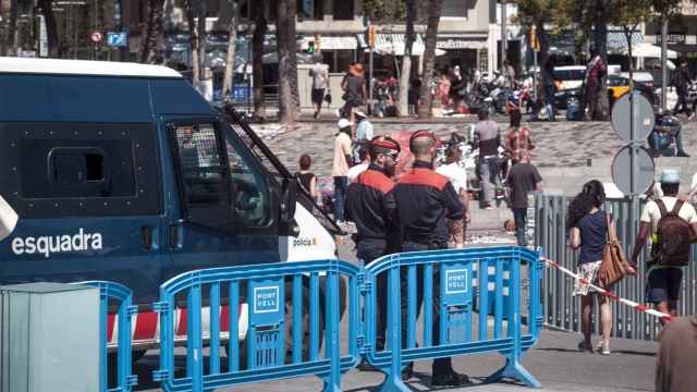 Dos policías observan la actividad de los manteros en Barcelona