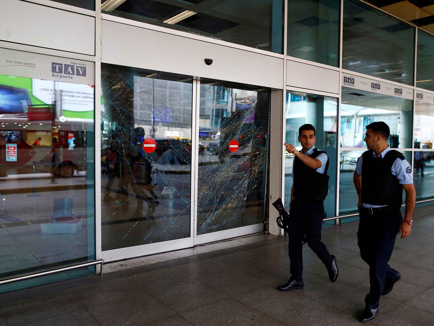 Policías patrullan el aeropuerto Atatürk de Estambul.