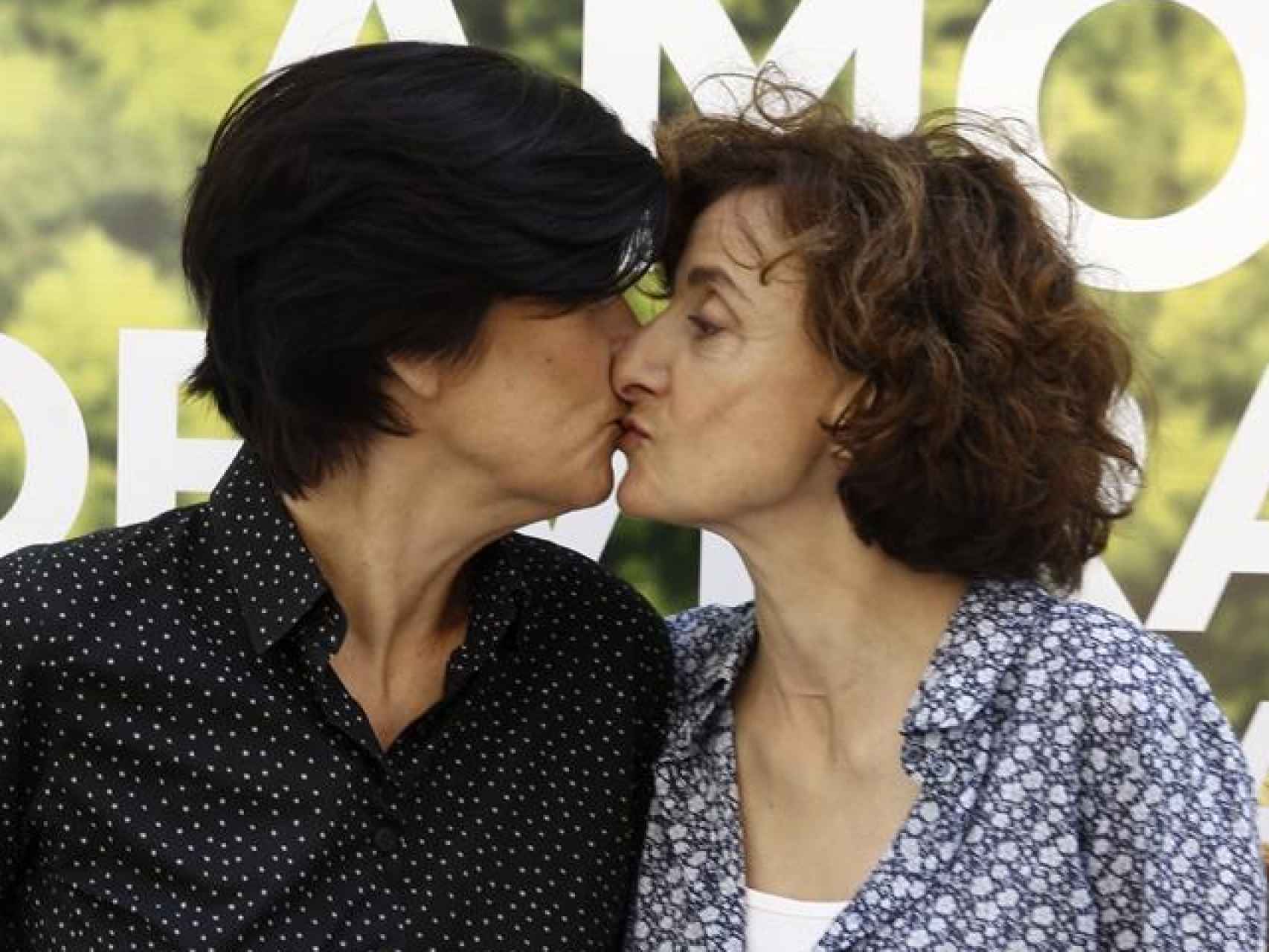 Catherine Corsini y Elizabeth Pérez se besan en la presentación del filme.