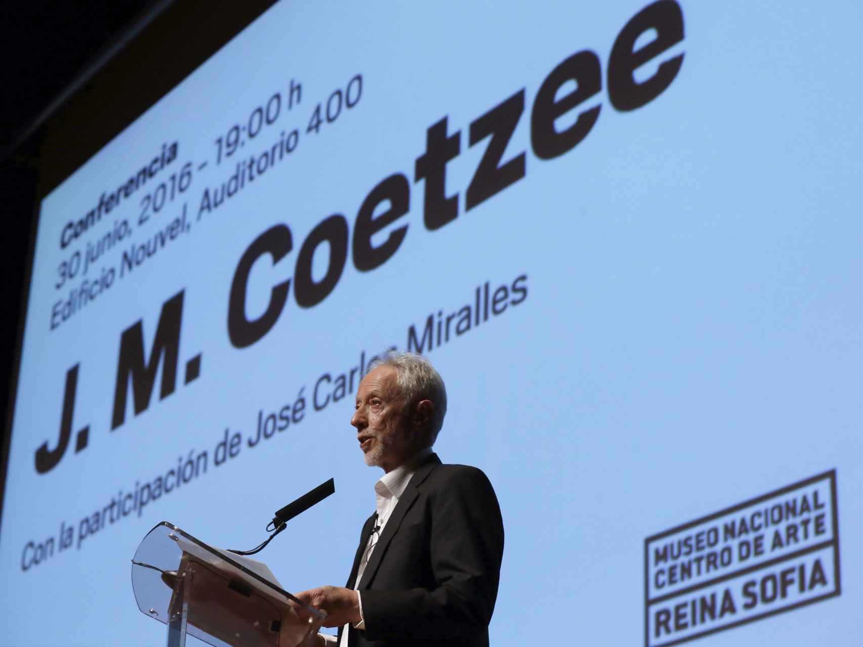 El Premio Nobel de Literatura de 2003 J.M. Coetzee, durante su ponencia en el Reina Sofía.