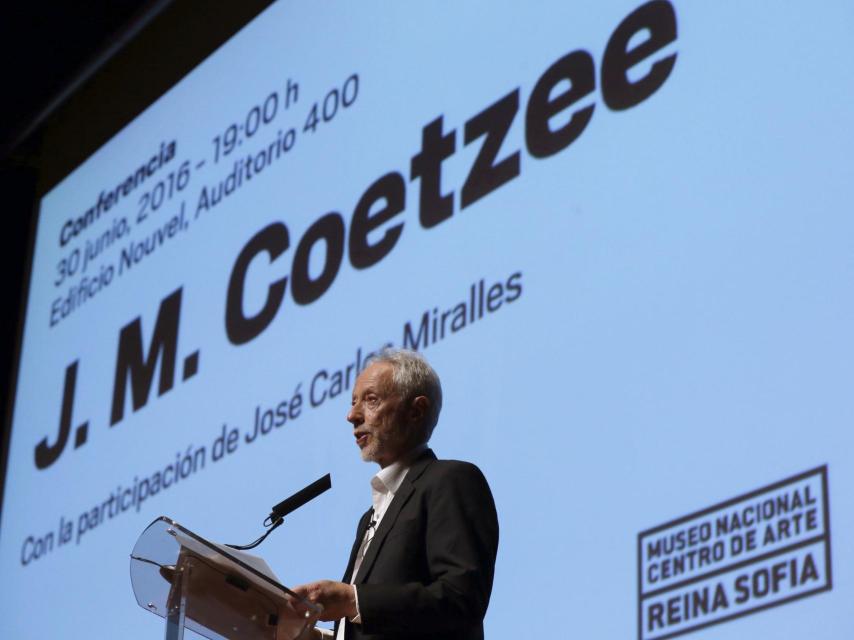 El Premio Nobel de Literatura de 2003 J.M. Coetzee, durante su ponencia en el Reina Sofía.