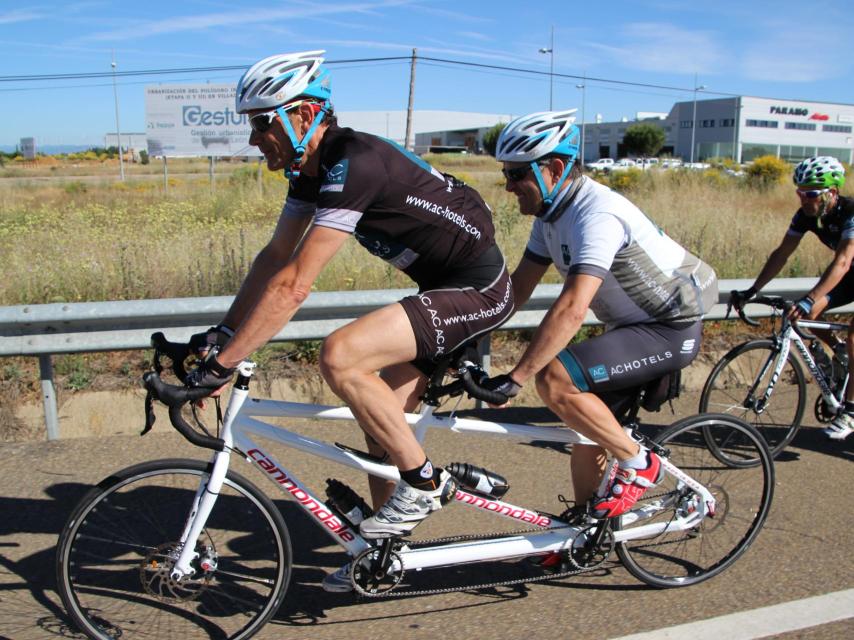 El artista Serafín Zubiri ha hecho la ruta en tándem