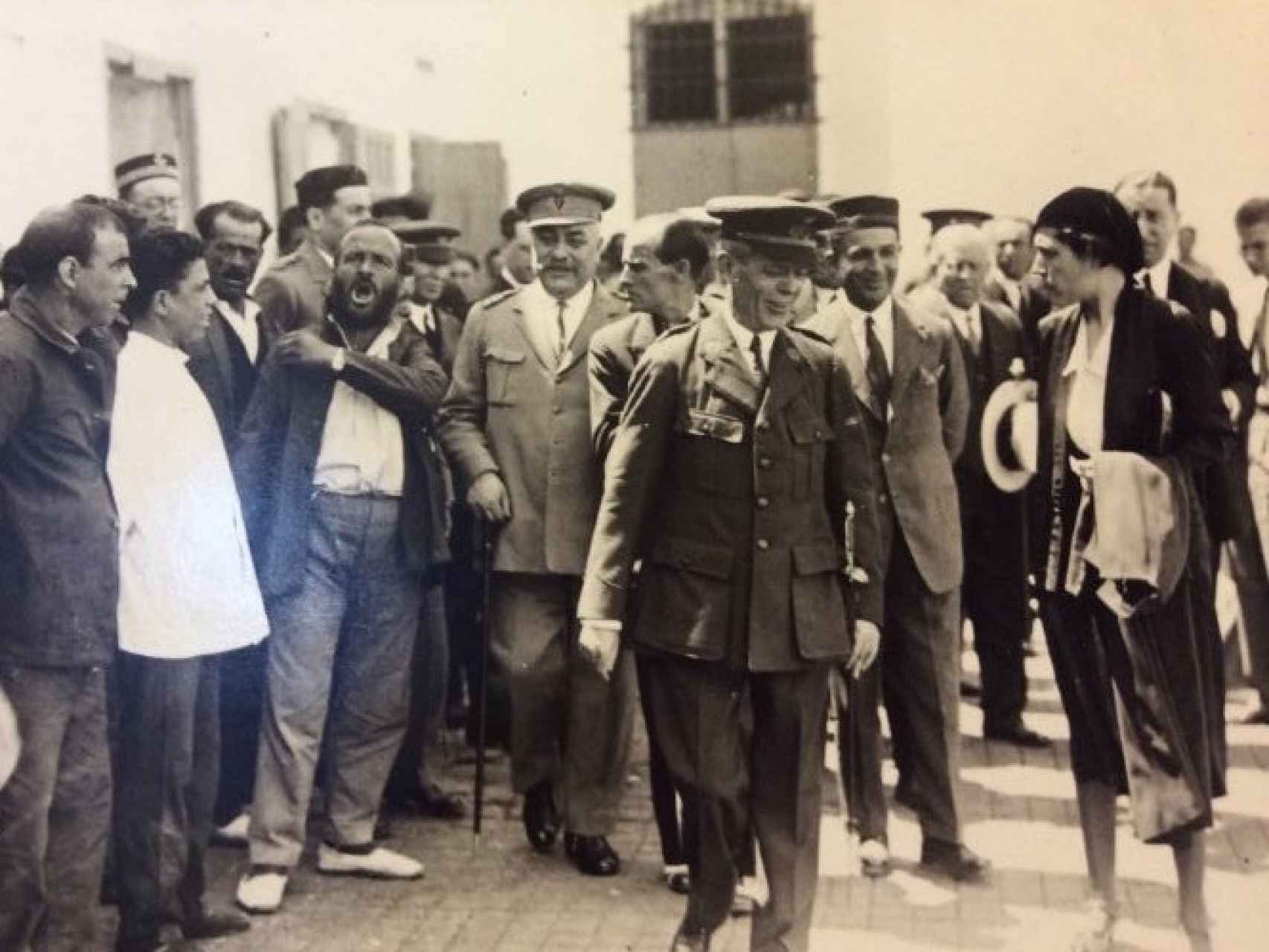 Victoria Kent como directora general de Prisiones visitando la cárcel de Málaga, 1931.