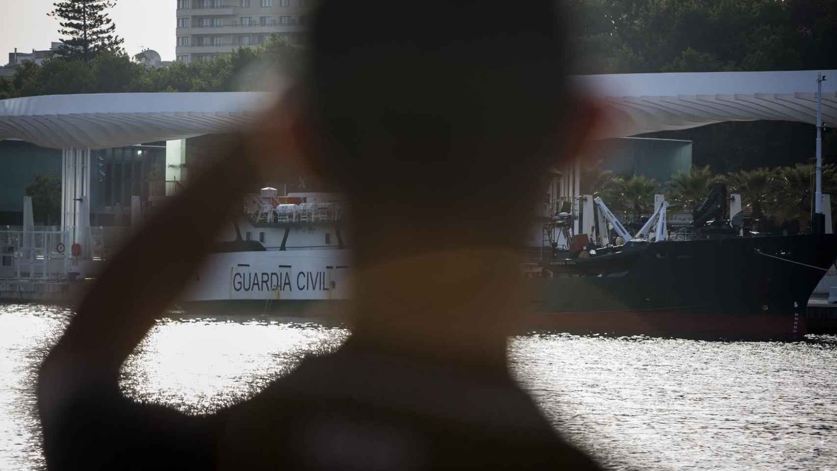 El narcotraficante, mirando una embarcación de la Guardia Civil en el puerto de Málaga.