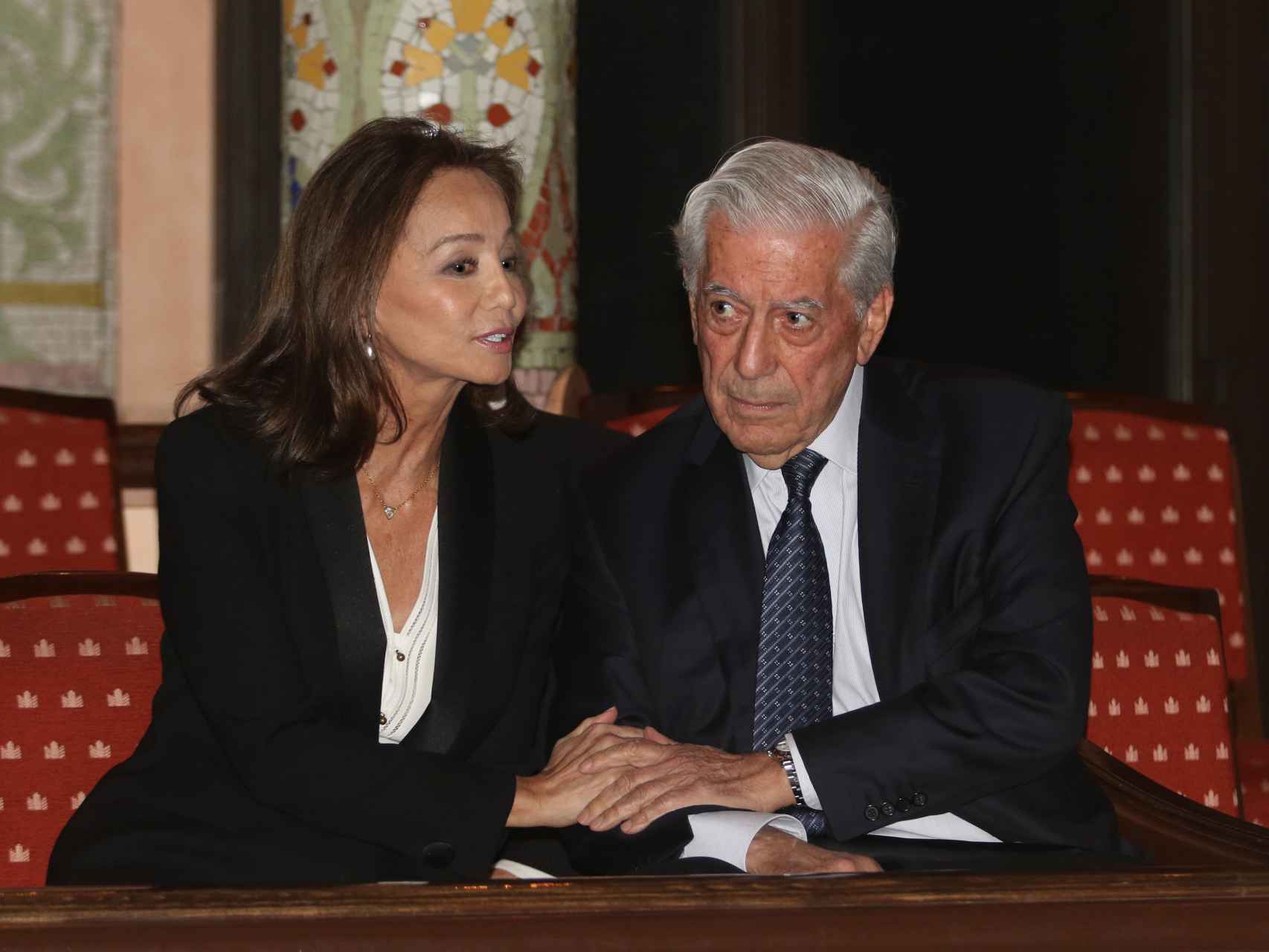 Isabel Preysler y Mario Vargas llosa haciendo manitas