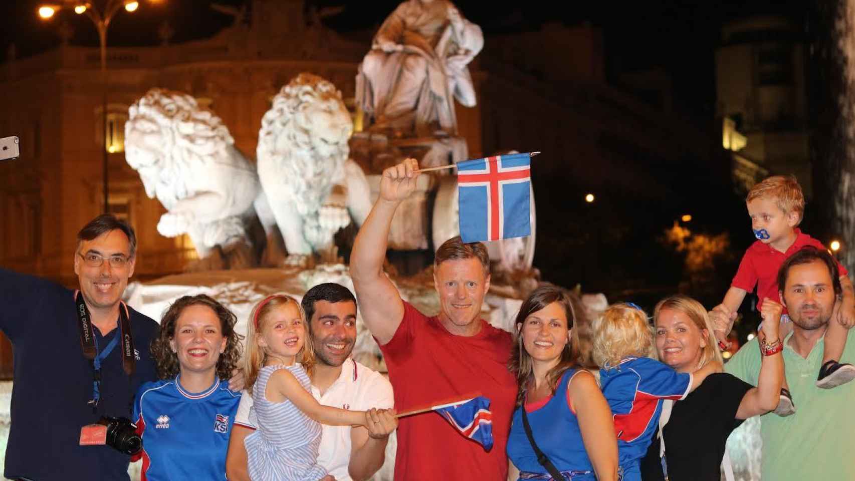 Elín Ragna acudió con otros islandeses a Cibeles a celebrar el triunfo de su equipo frente a Inglaterra.
