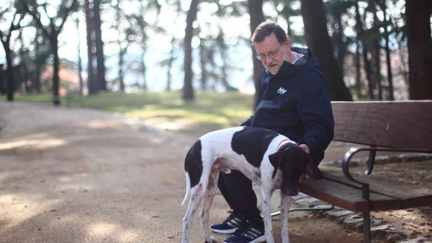 El Presidente en funciones Mariano Rajoy con su mascota Rico