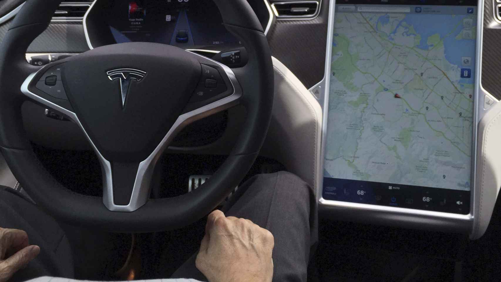 Interior de un Tesla Modelo S con el piloto automático activado.