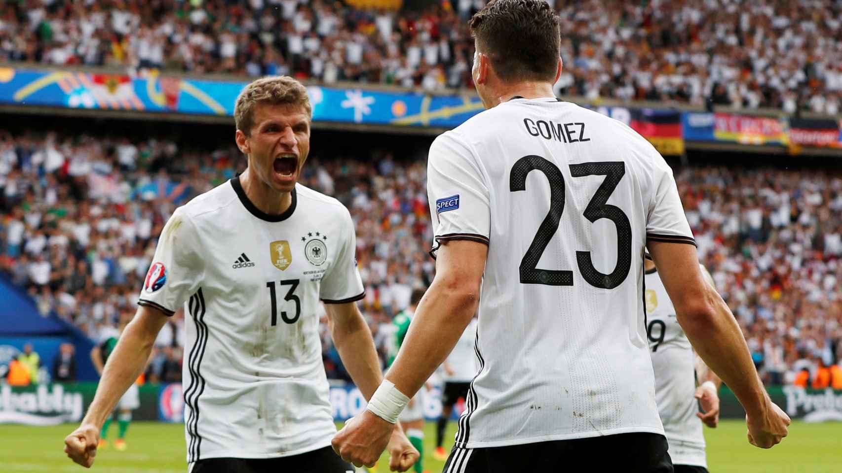 Müller celebra el gol de su compañero Mario Gómez.