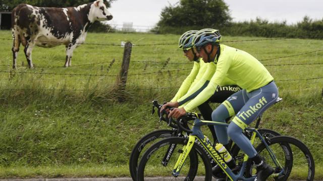 Contador entrena en la previa del inicio del Tour.