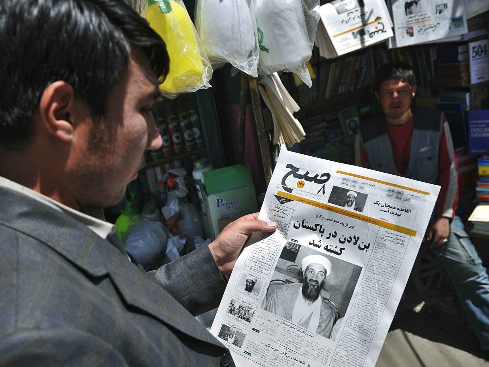 Un afgano lee la noticia de la muerte de Bin Laden el 3 de mayo de 2011.