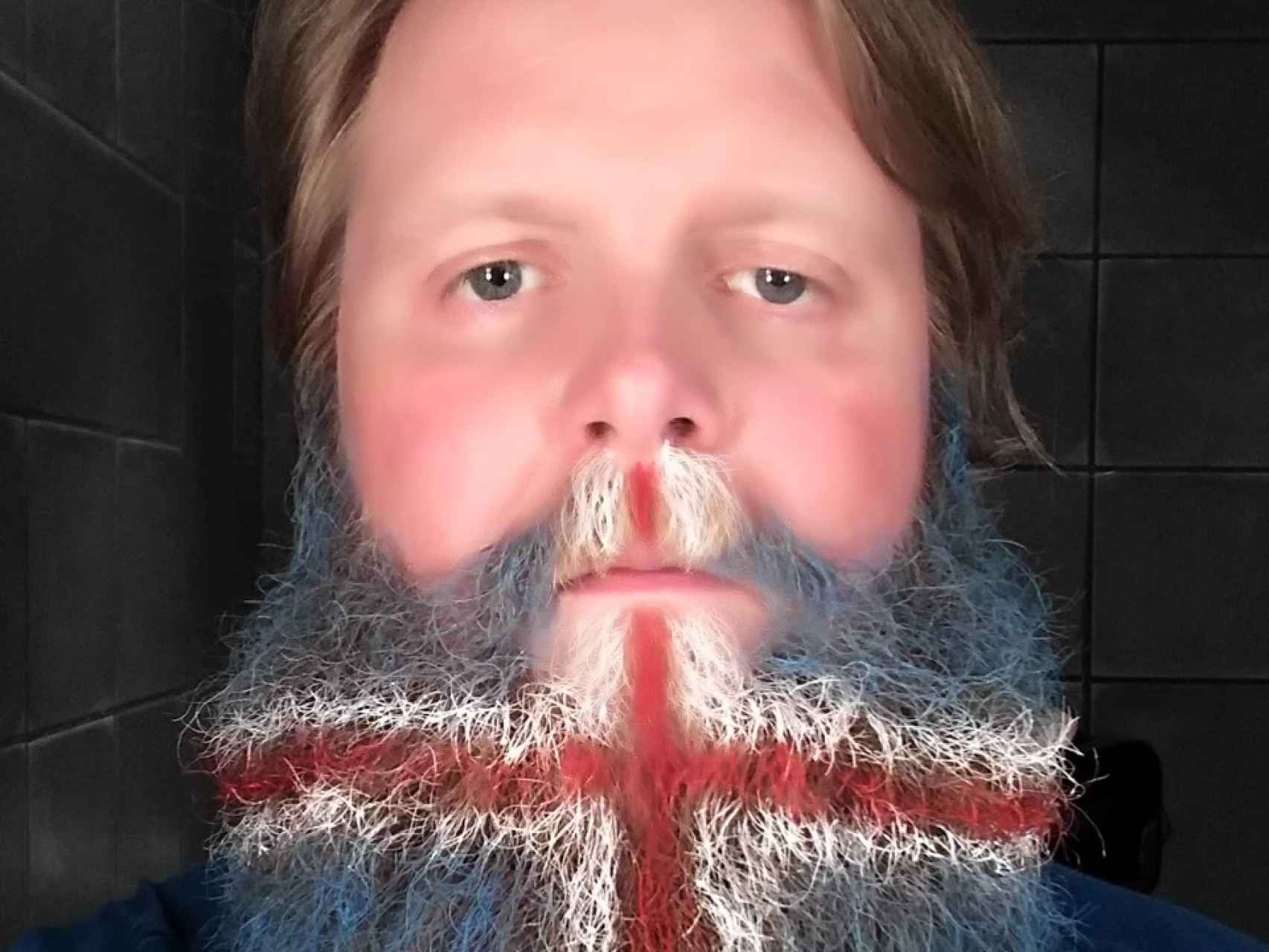 Selfie de Hugi Gudmundsson tras pintarse la barba con la bandera de Islandia para animar a su equipo.