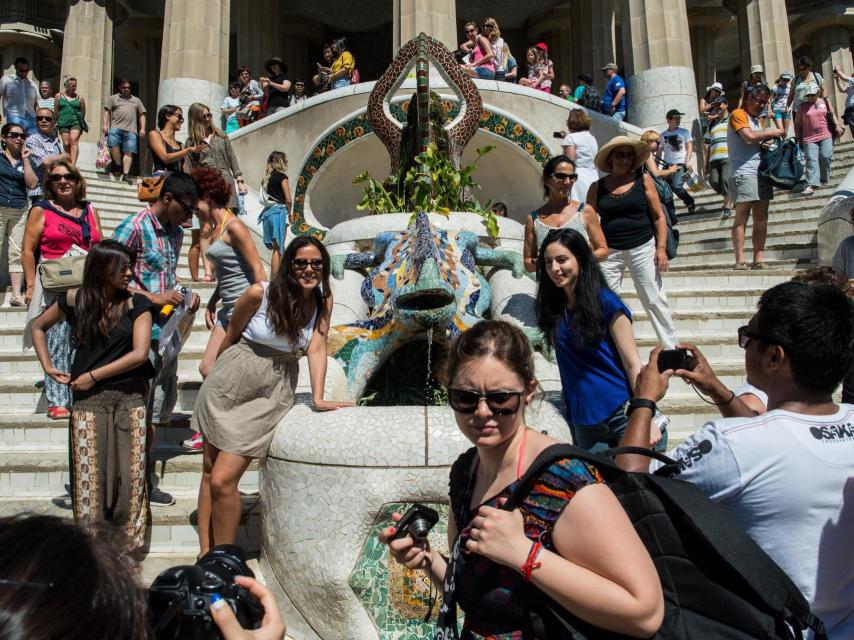 Turistas tomando fotografías en el Parque Güell de Barcelona