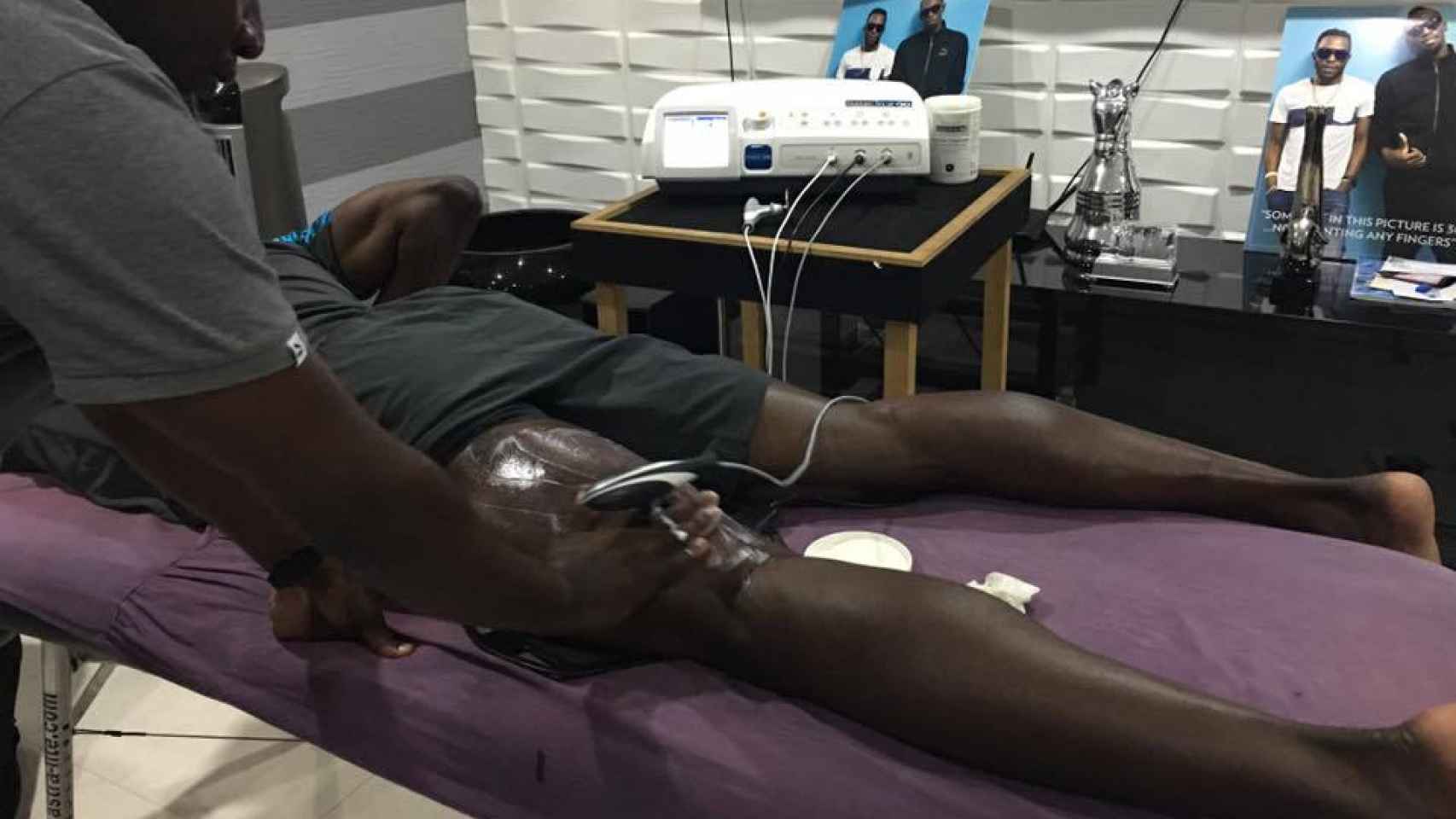 Usain Bolt, recibiendo tratamiento tras su lesión.