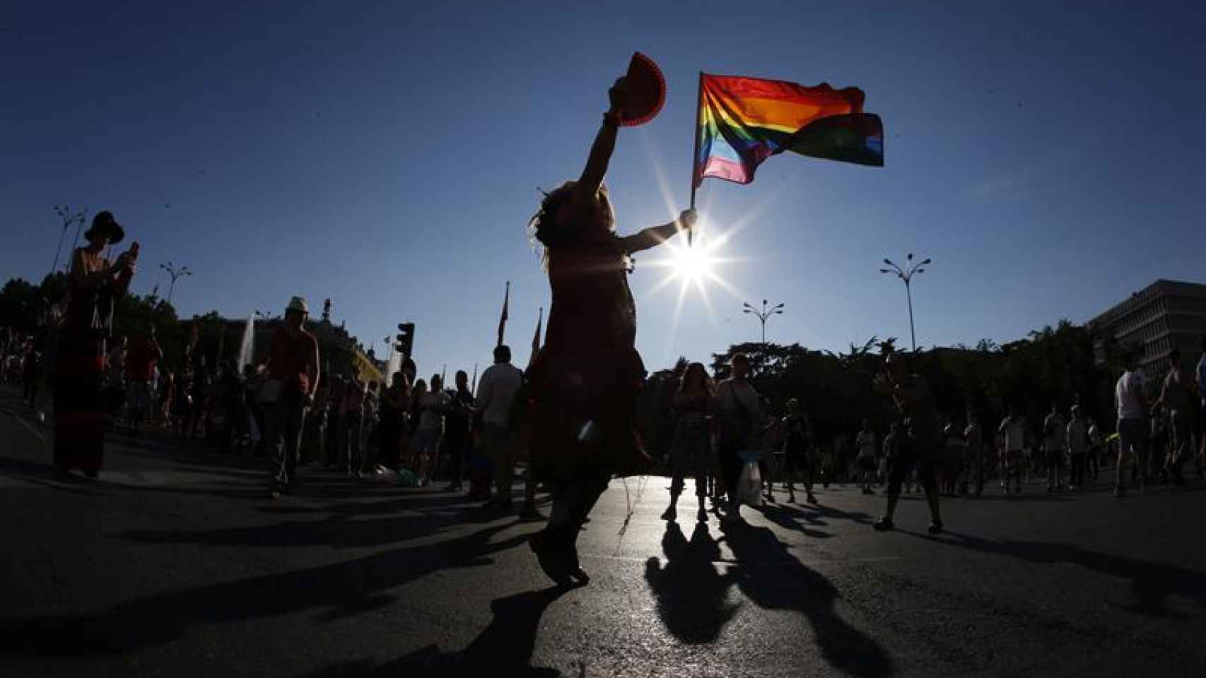 Un participante con la bandera del arco iris en la manifestación del Orgullo LGTB ,la más grande de Europa. / EFE /Juan Carlos Hidalgo