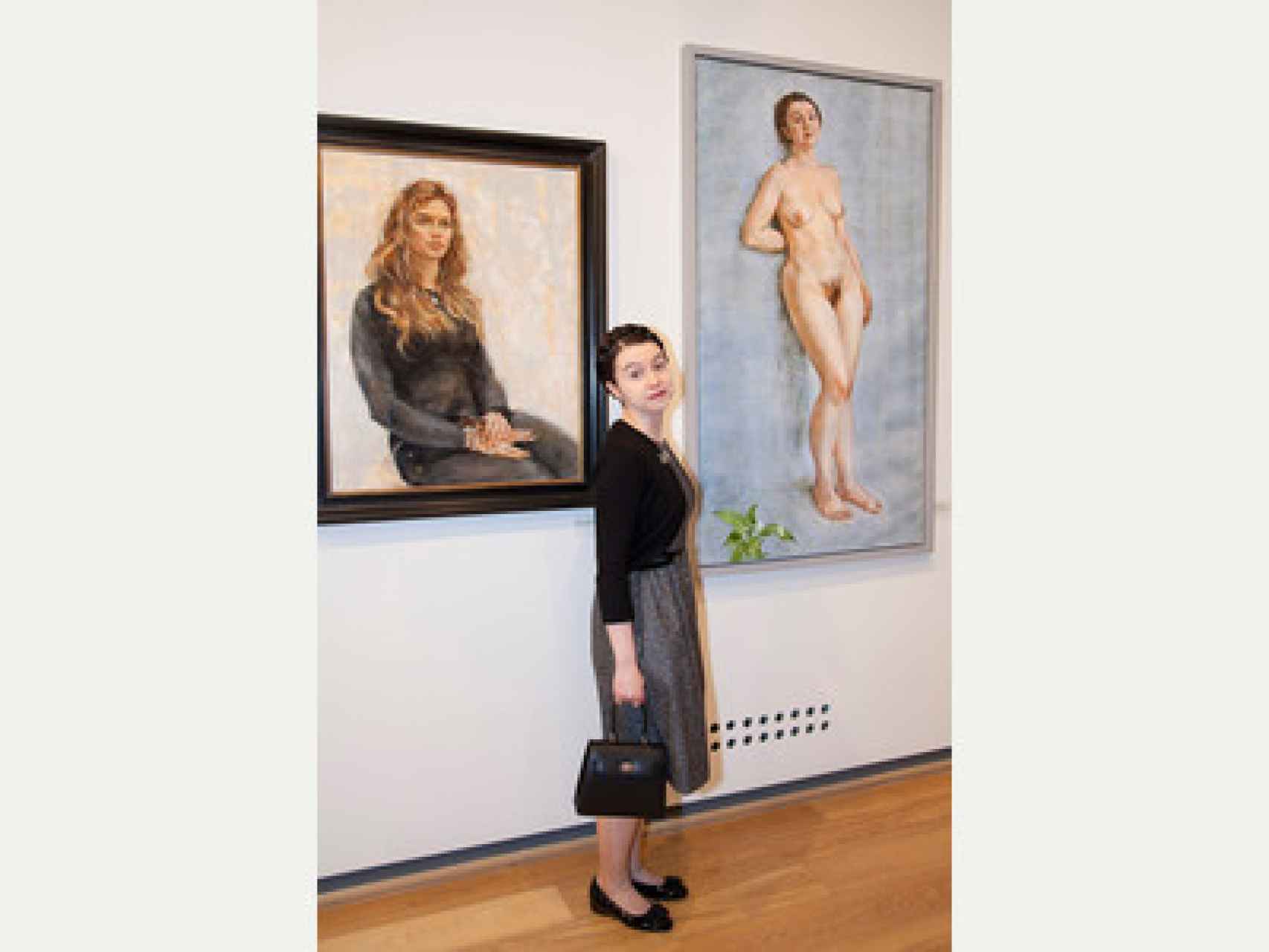 La profesora de Cambridge, hace un año, ante su retrato desnuda