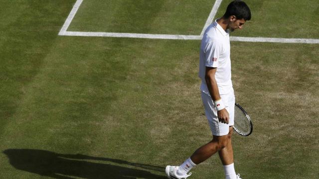 Djokovic, cabizbajo y pensativo durante el partido ante Querrey.