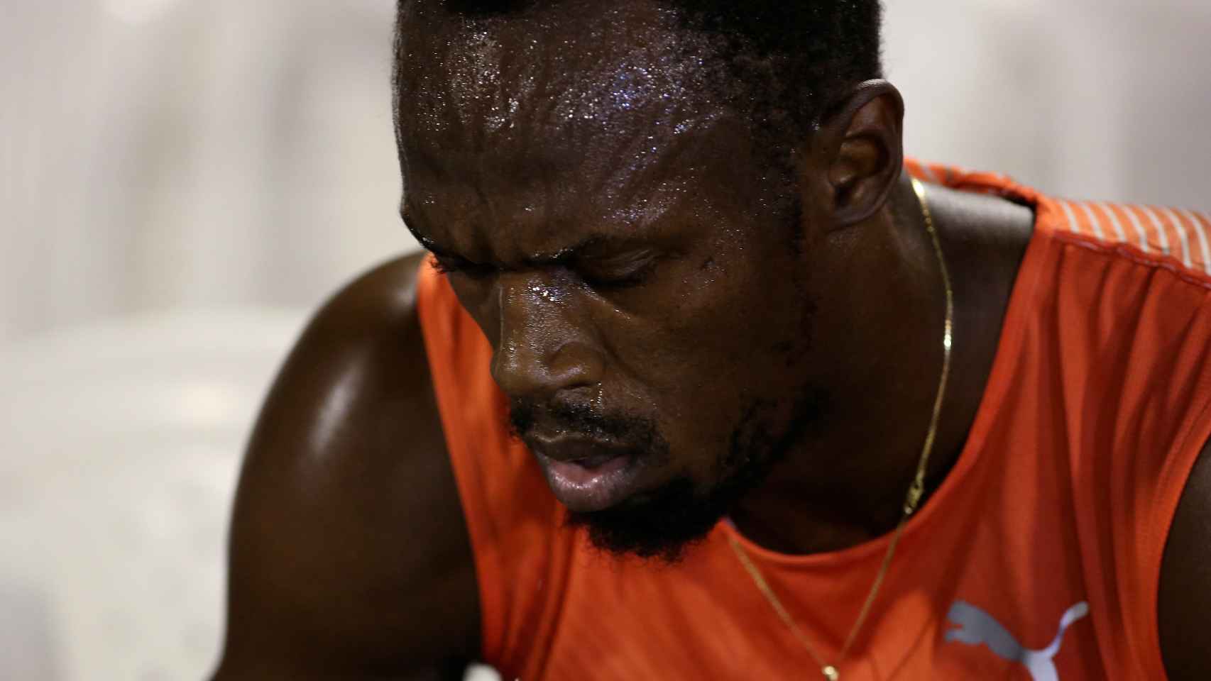 Bolt, contrariado tras sentir la lesión en su muslo.