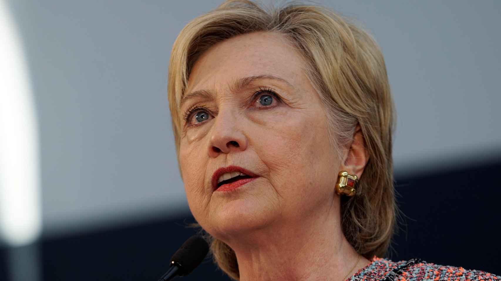 Clinton se entrevista voluntariamente con el FBI por el caso de sus correos electrónicos