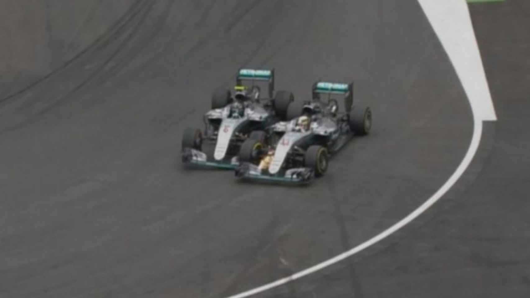 Momento del toque entre Rosberg y Hamilton.