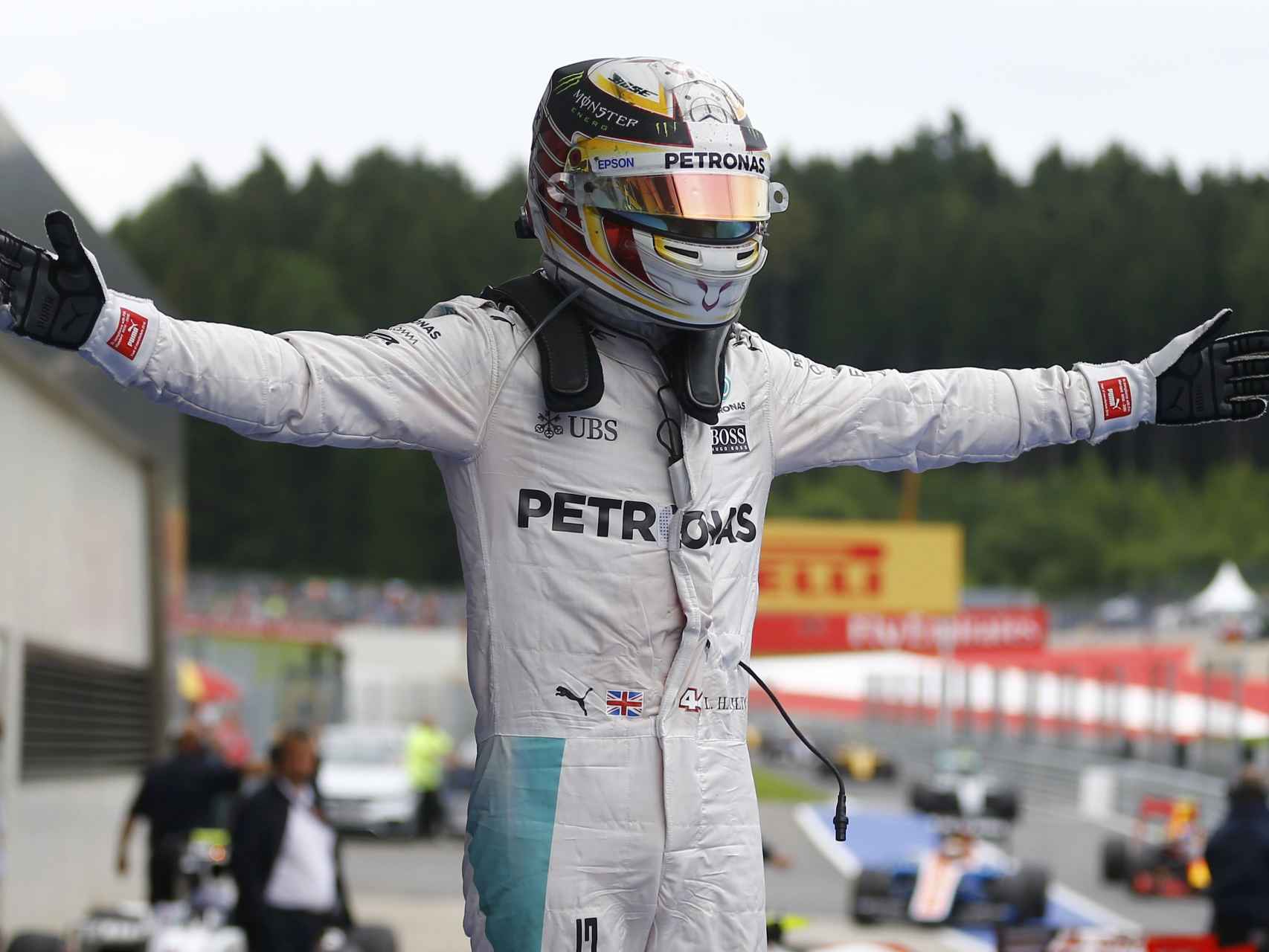 Hamilton celebra su victoria subiéndose en su coche.