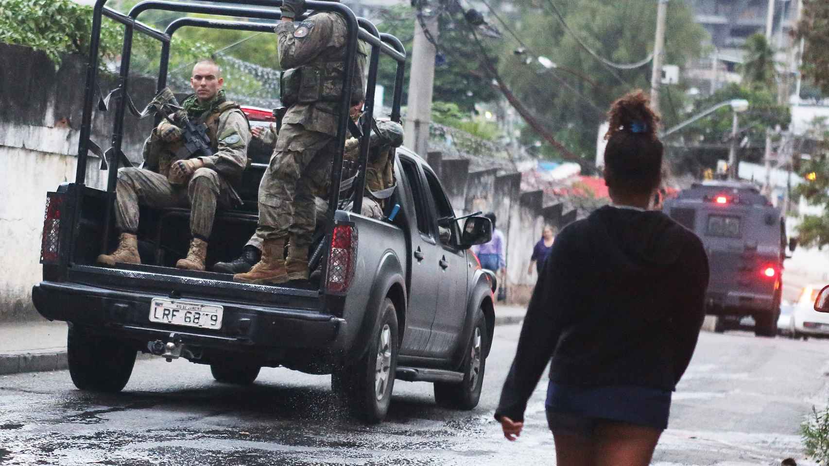 Operación del ejército en la favela Mangueira de Río.