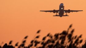 Un avión de Vueling despega del aeropuerto del Prat.
