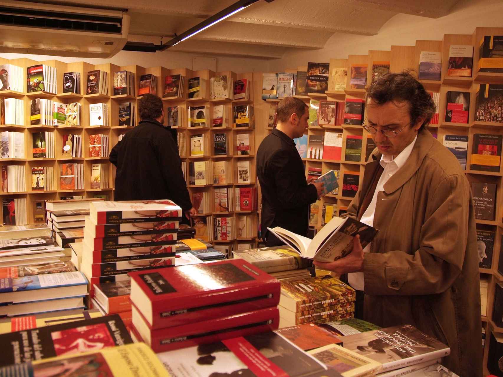 Clientes en la librería Antonio Machado.